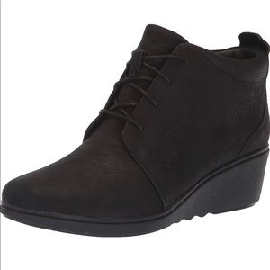 Clark’s Nubuck Leather Lace-up Wedge Boot Size 10